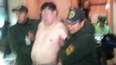 VIDEO: Agrede policías diputado ebrio boliviano desnudo