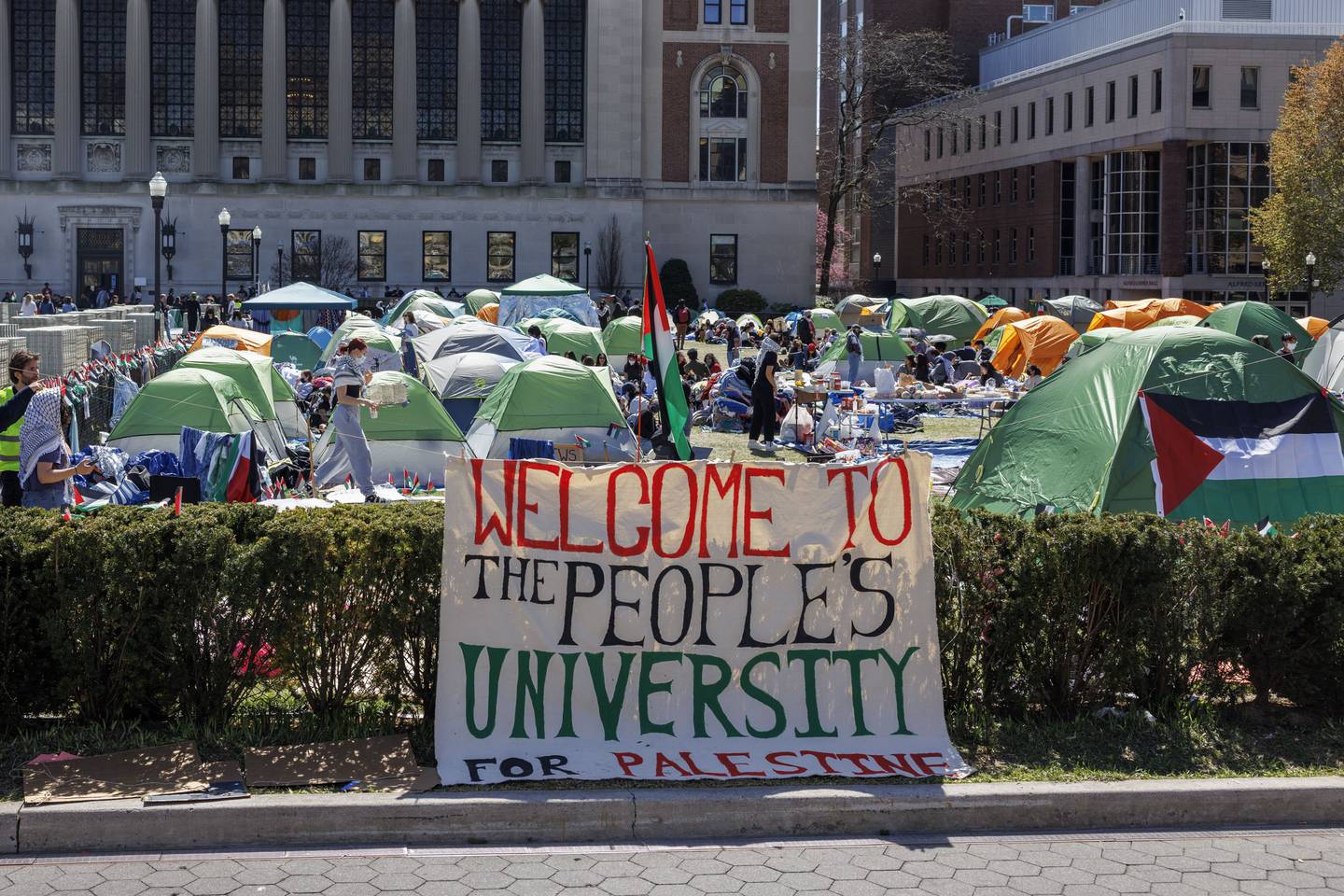 Estudiantes propalestinos acampan en el campus de la Universidad de Columbia en Nueva York EE.UU., el 22 de abril de 2024. EFE/SARAH YENESEL