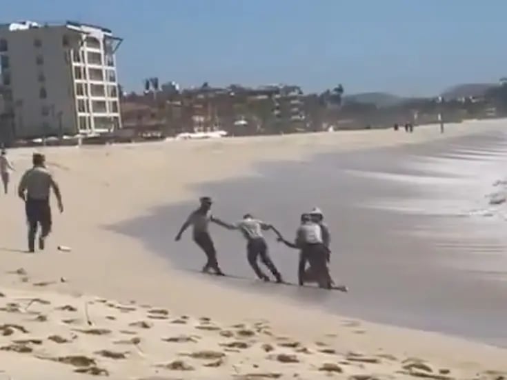 VIDEO: Guardia Nacional rescata a pareja de adultos mayores arrastrados por una ola en el mar