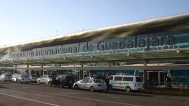 Avión con mexicanos deportados de EU llega a Jalisco
