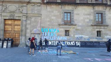 Activistas trans protestan en Palacio Nacional tras comentario transfóbico de AMLO