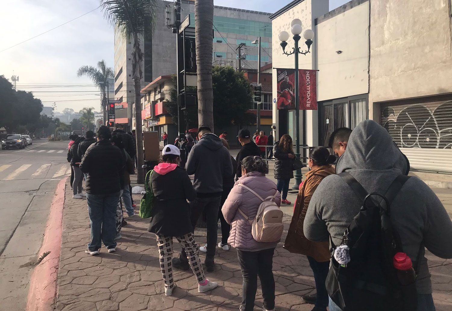 Largas filas se registraron la mañana de este viernes en las oficinas de Infonavit en la zona Centro de Tijuana.
