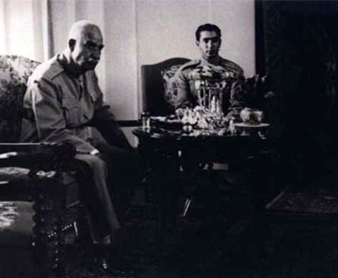 El príncipe heredero Mohammad Reza con su padre, Reza Shah, septiembre de 1941