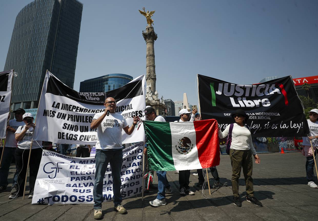 Trabajadores y jubilados del Poder Judicial se manifestaron en contra de las reformas judiciales propuestas este domingo, en la Ciudad de México (México). EFE/Isaac Esquivel