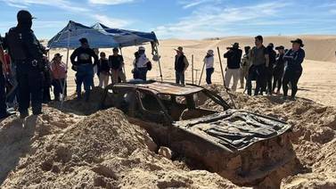 Aclara FGE que solo una camioneta fue hallada enterrada en el desierto