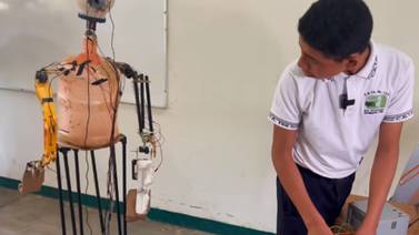Estudiante de Oaxaca crea robot con materiales reciclados e impulsa la innovación en el Istmo de Tehuantepec