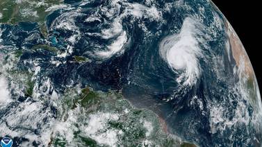 "Lorenzo" sigue en el Atlántico como huracán de categoría mayor