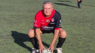 Festeja Eduardo "Chanate" López jugando futbol y beisbol a sus 75 años