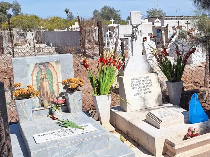 Navojoa: Visitan los panteones por Día de las Madres