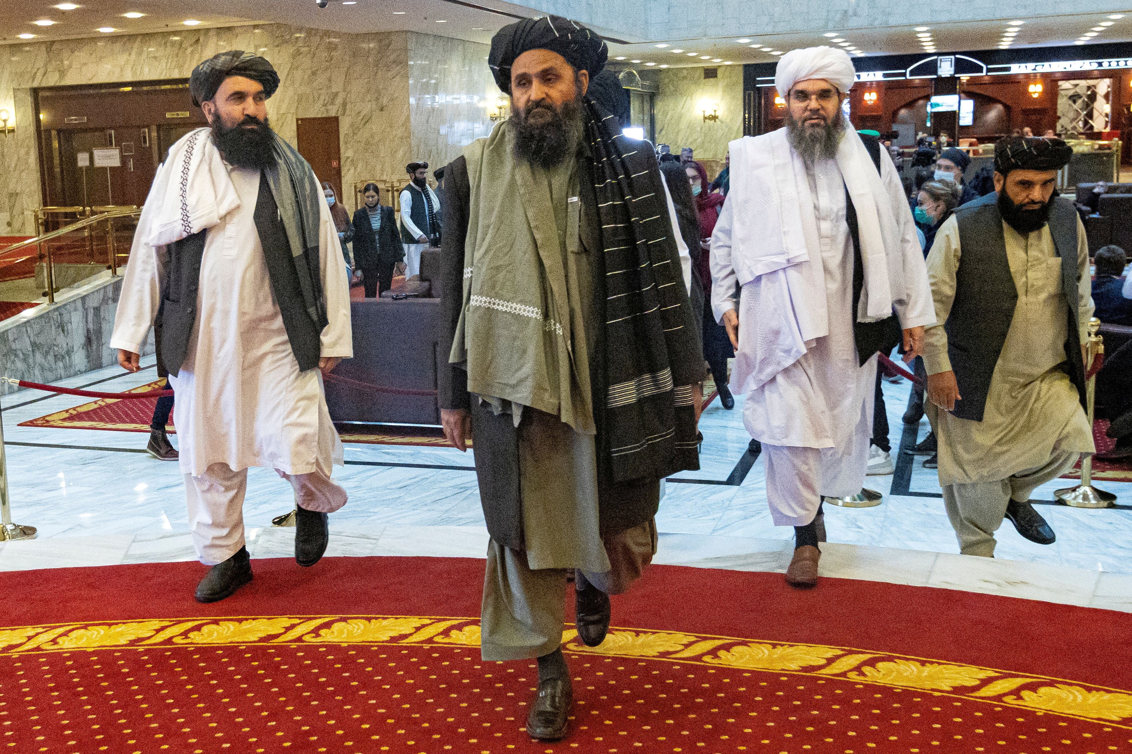 FOTO DE ARCHIVO: El mulá Abdul Ghani Baradar, líder adjunto y negociador de los talibanes, y otros miembros de la delegación asisten a la conferencia de paz afgana en Moscú, Rusia, 18 de marzo de 2021. Alexander Zemlianichenko/Pool vía REUTERS