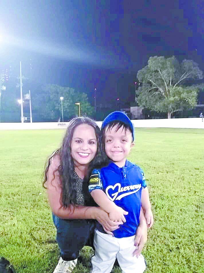 Adrián y su mamá Rosa Rodarte, en una de las prácticas de beisbol.