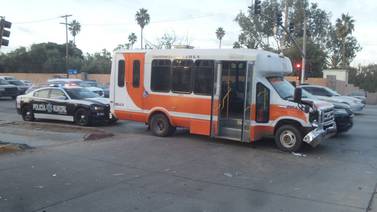 Microbús choca por invadir carril en Ensenada