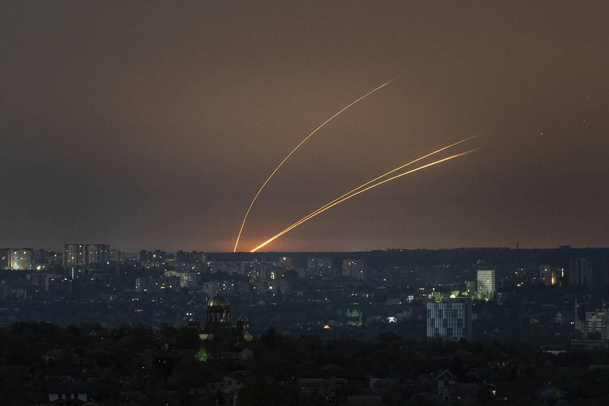 Cohetes rusos lanzados contra Ucrania desde la región rusa de Belgorod, vistos desde Járkiv, Ucrania, el jueves 18 de abril de 2024. (AP Foto/Evgeniy Maloletka)