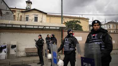 Una persona muerta durante tiroteo en misa de iglesia católica en Estambul