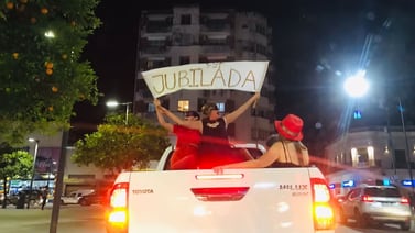 ¡Celebra con gritos y caravana!: Docente de Tucumán realiza enorme festejo tras jubilarse