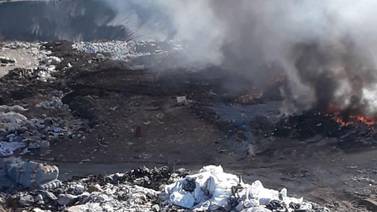 Sofocan incendio en basurero de Tecate