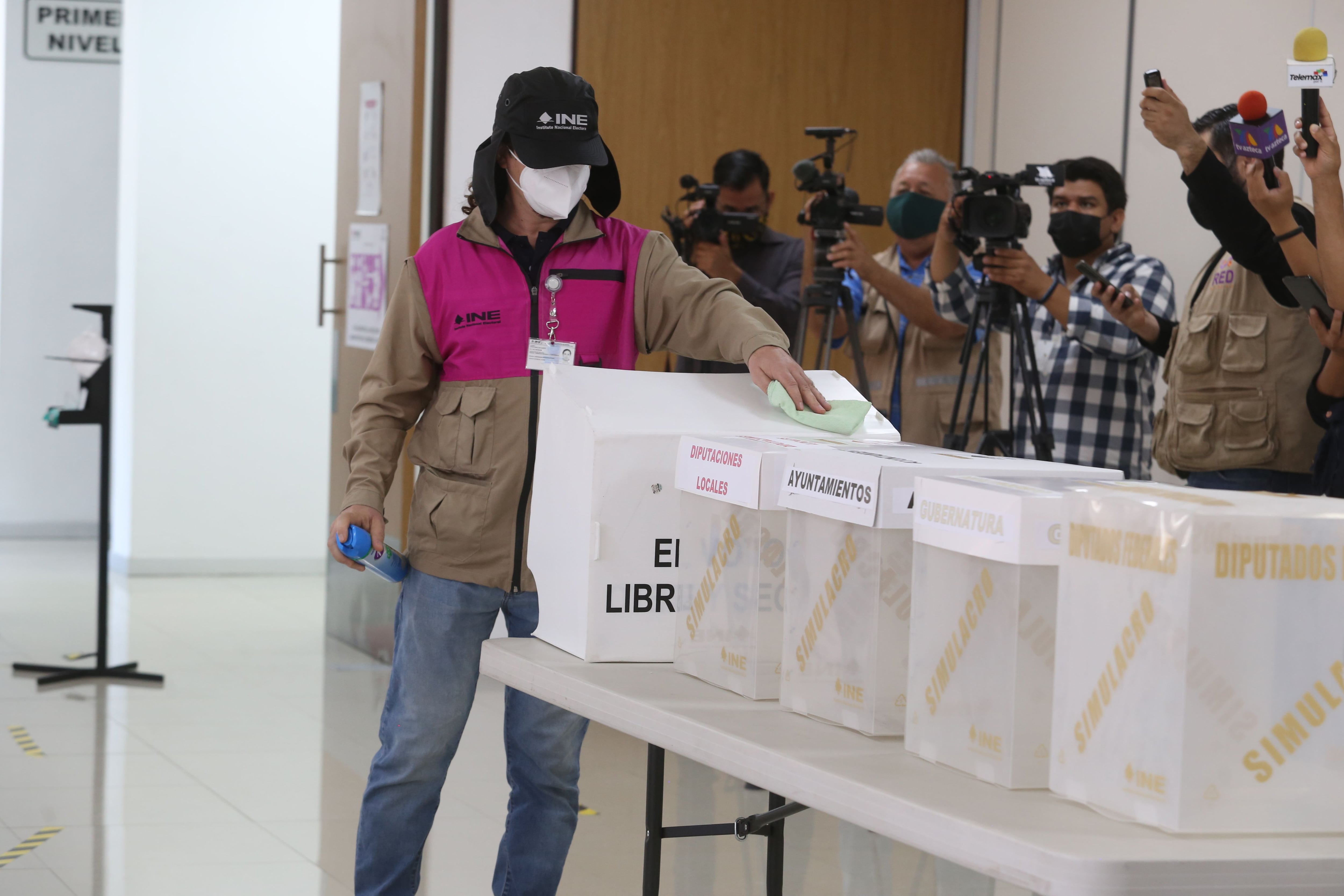 Funcionario del INE revisa urnas con votos durante elecciones. | Teodoro Borbón