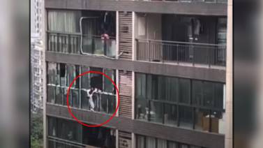 VIDEO: Madre lanza a su hijo de 3 años desde el piso 22 de un edificio en China