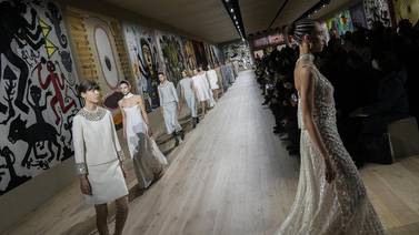 Fotos: Dior celebra en París la artesanía de la moda 