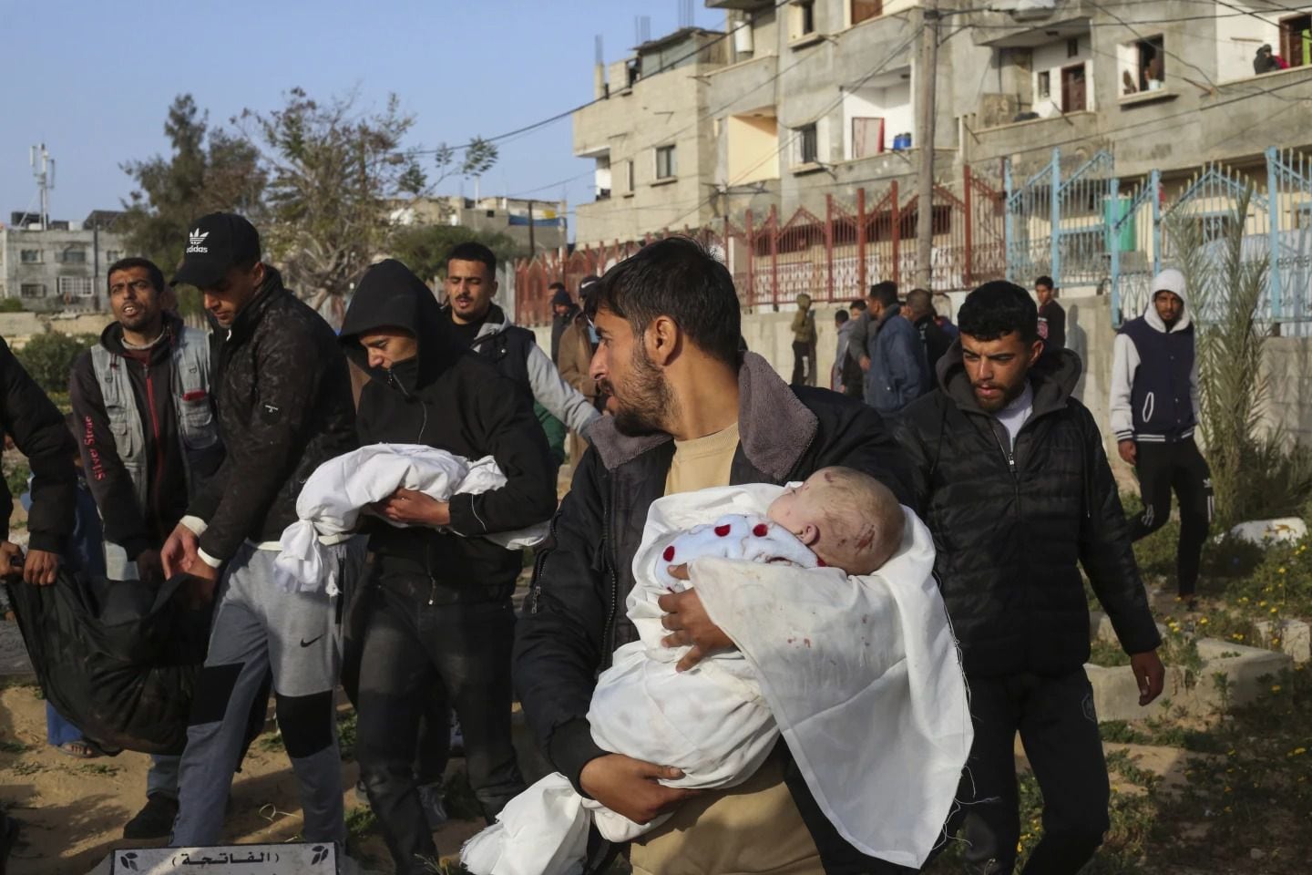 Los dolientes cargan los cuerpos de los gemelos palestinos, que murieron en un ataque israelí contra una casa en Rafah, en el sur de la Franja de Gaza, el domingo 3 de marzo de 2024. (Foto AP/Hatem Ali)