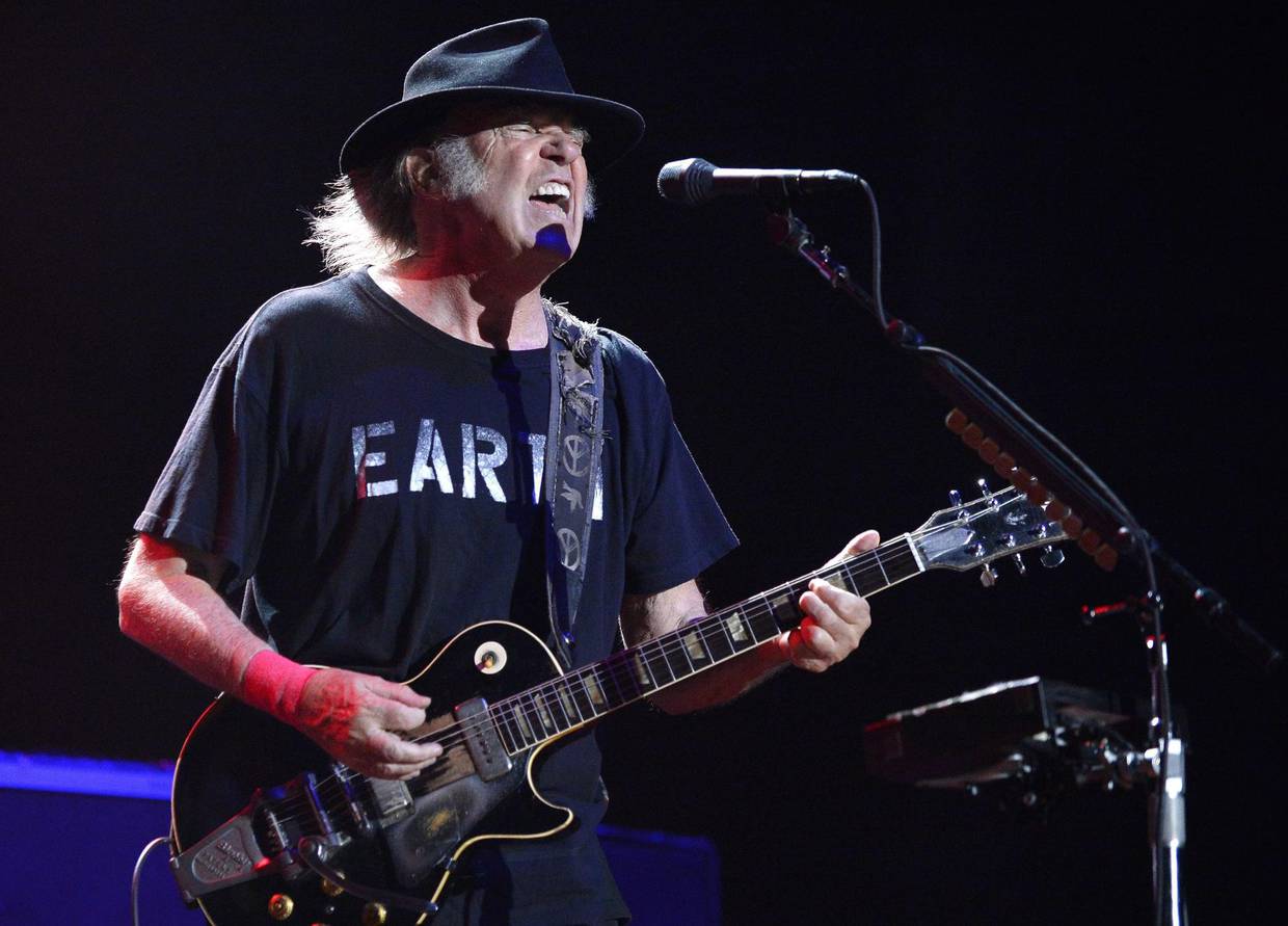 Fotografía de archvio del músico canadiense Neil Young. EFE/HANS KLAUS TECHT