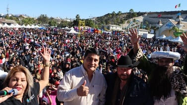 Comparte ‘Terrible’ Morales rosca de reyes con ciudadanos