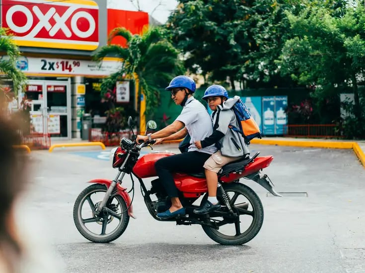 Prohíben viajar en motocicleta a menores de 12 años: Cámara de Diputados