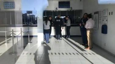 VIDEO: Solitario ladrón entra con arma y maletín a banco y consuma asalto en Hermosillo