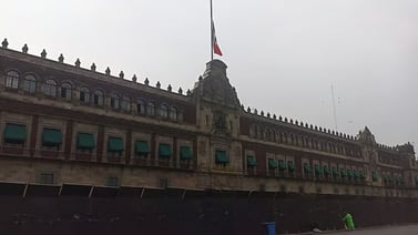 Banderas en Palacio Nacional y SCJN amanecen a media asta en honor a los caídos el 2 de Octubre de 1968
