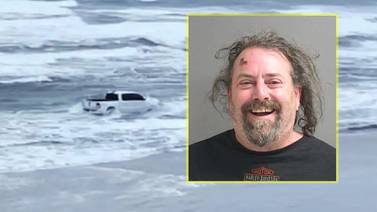 VIDEO: Conductor “risueño” lleva a pasear su camioneta al mar en Florida y es arrestado: “No es mi culpa que el auto no surfee”