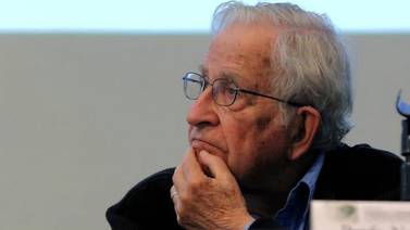 "Concentración del poder privado lleva al deterioro de la democracia": Noam Chomsky
