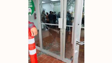 Causan destrozos en la UABC  maestros del CNTE