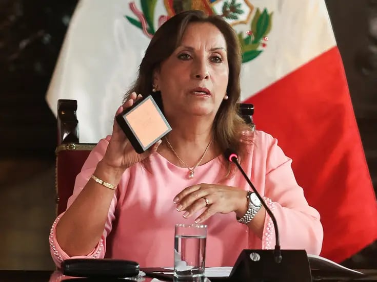 Presidenta de Perú dice que los Rolex fueron prestados “por un amigo”