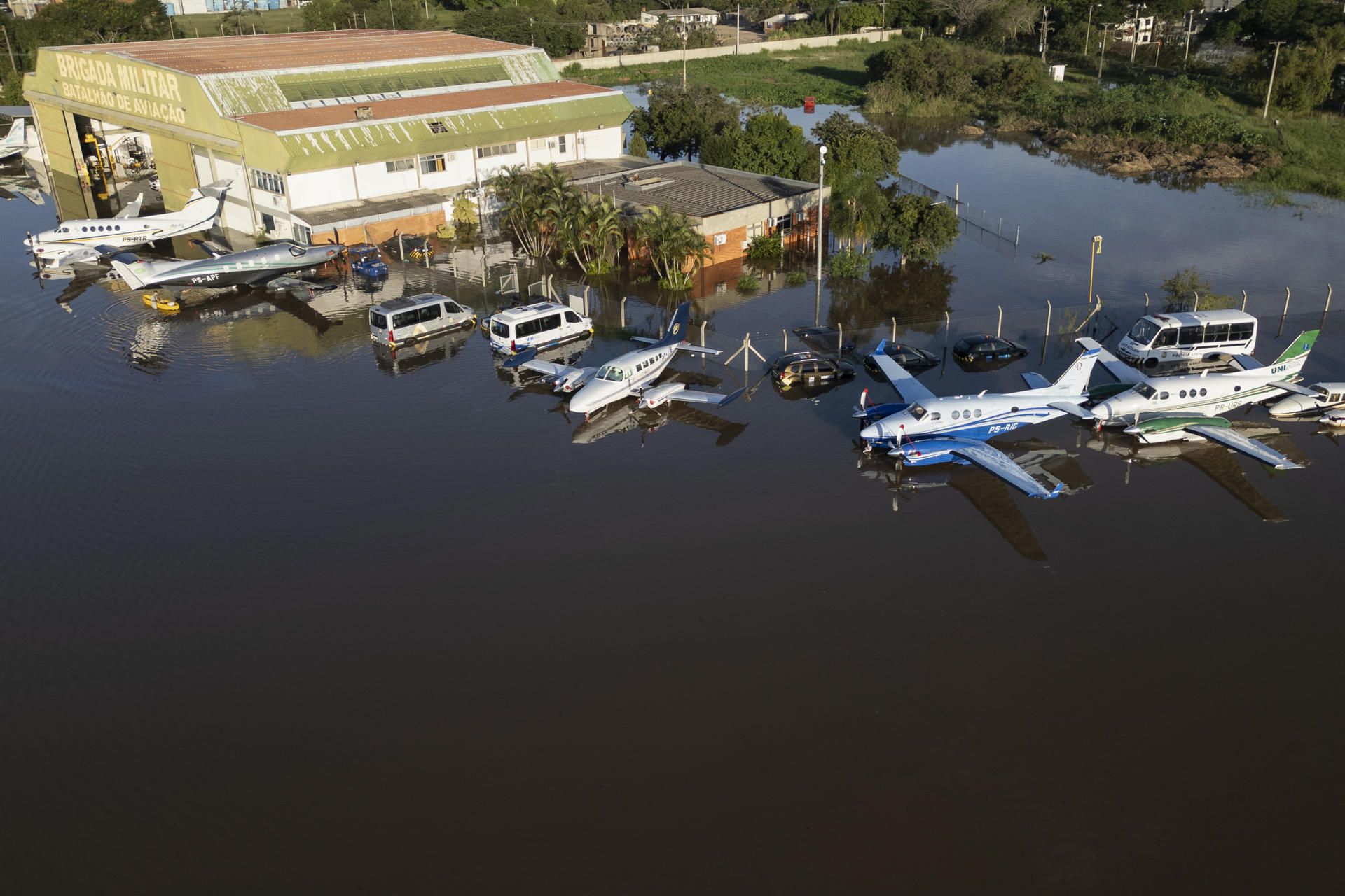 Fotografía aérea donde se observan unos aviones en una pista inundada en el Aeropuerto Internacional Salgado Filho de Porto Alegre | EFE