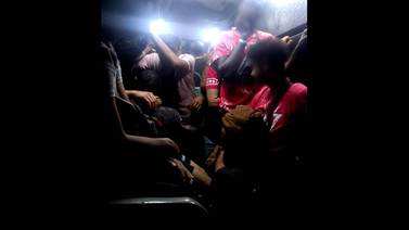 Rescatan a 100 migrantes que viajaban a bordo de un autobús en condiciones precarias en Veracruz