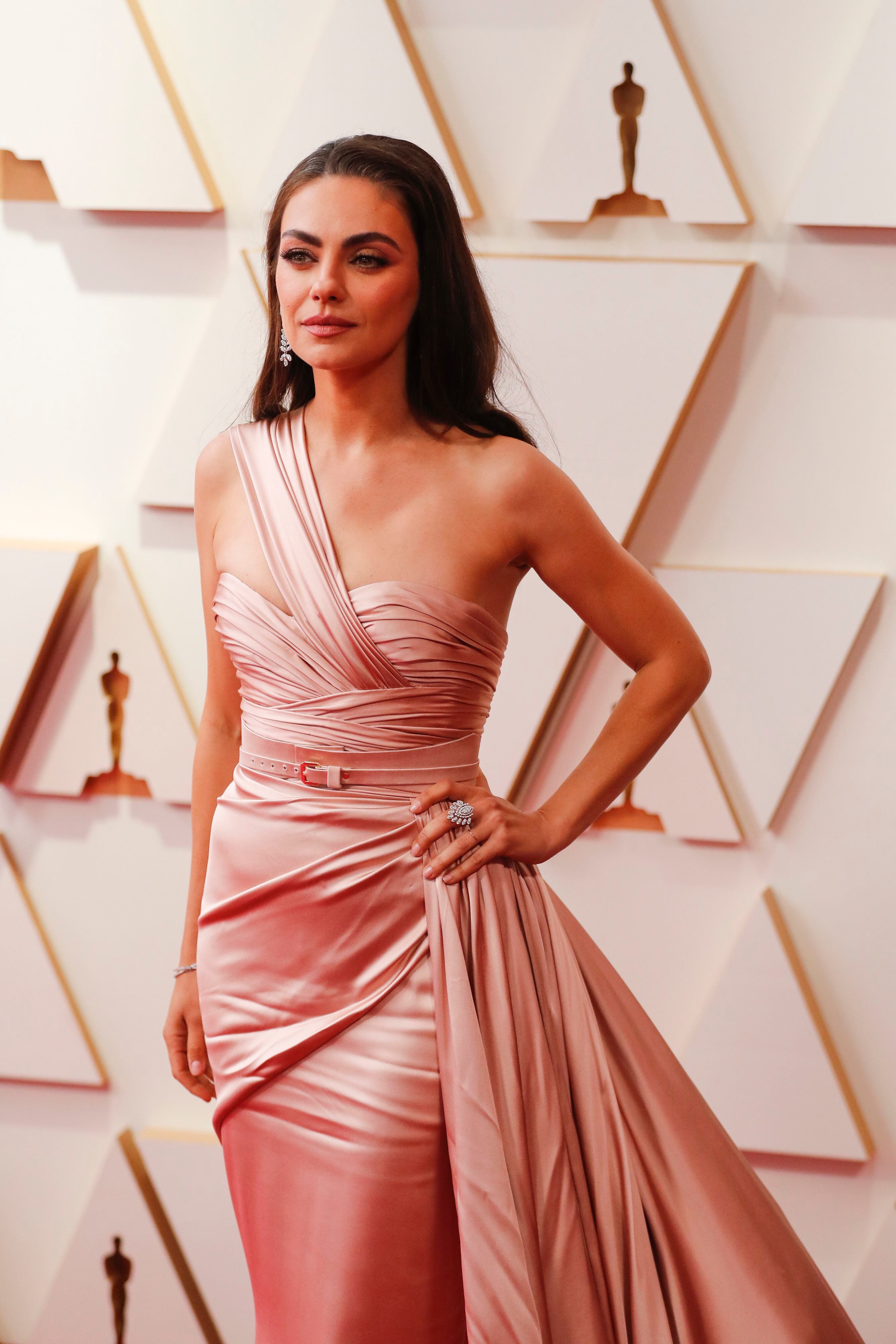 Hollywood (United States), 27/03/2022.- Mila Kunis arrives for the 94th annual Academy Awards ceremony at the Dolby Theatre in Hollywood, Los Angeles, California, USA, 27 March 2022. The Oscars are presented for outstanding individual or collective efforts in filmmaking in 24 categories. (Estados Unidos) EFE/EPA/DAVID SWANSON
