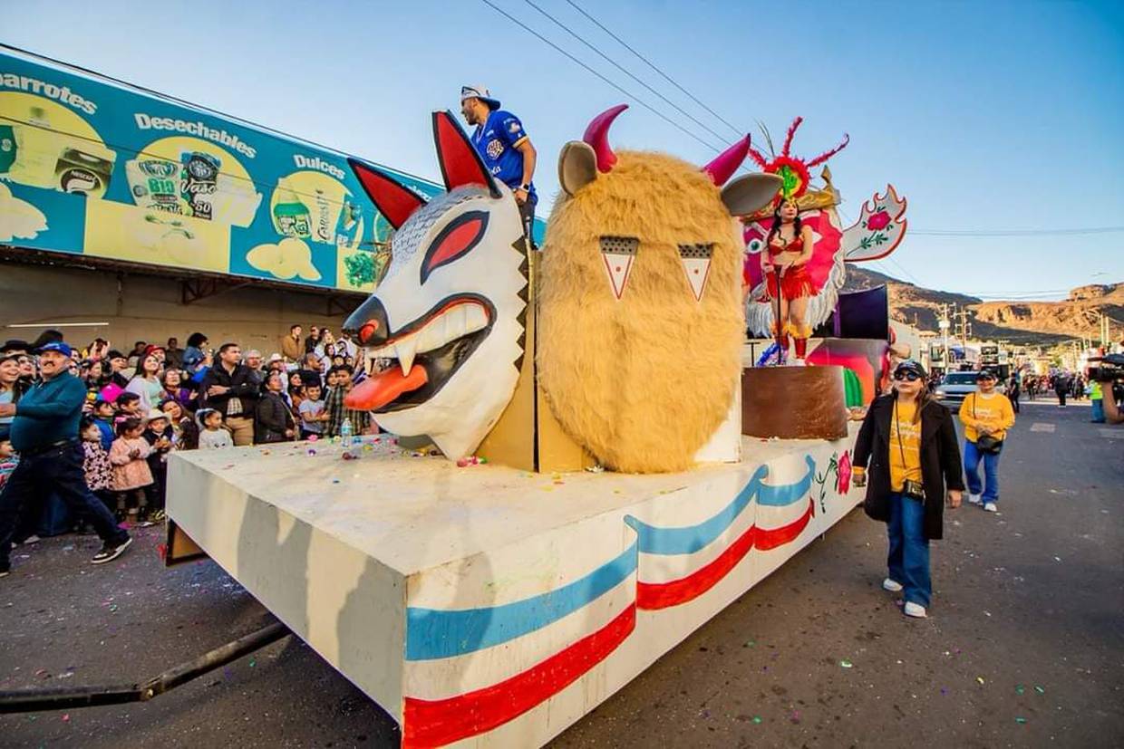Este es el carro alegórico alusivo a la etnia Yaqui que desfiló en el Carnaval de Guaymas.