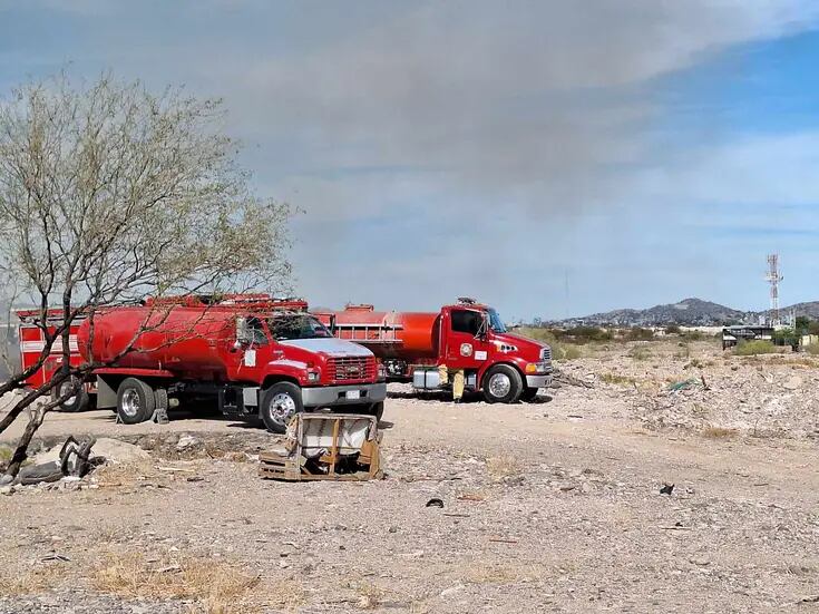Gran incendio de maleza y basura en Vado del Río requirió 12 bomberos en Hermosillo