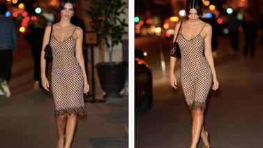 Emily Ratajkowski camina por las calles de París en vestido de red transparente