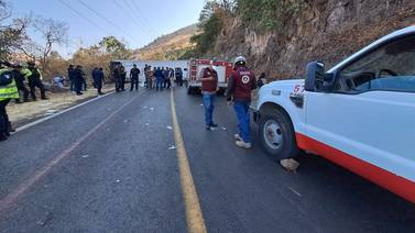 Edomex: 14 muertos y 31 heridos deja volcadura de autobús en carretera Capulín - Chalma