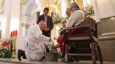 El simbolismo del lavado de pies en la ceremonia de Jueves Santo por el Arzobispo de Hermosillo