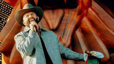 Carin León se presenta con éxito en el festival de música Country Stagecoach 2024