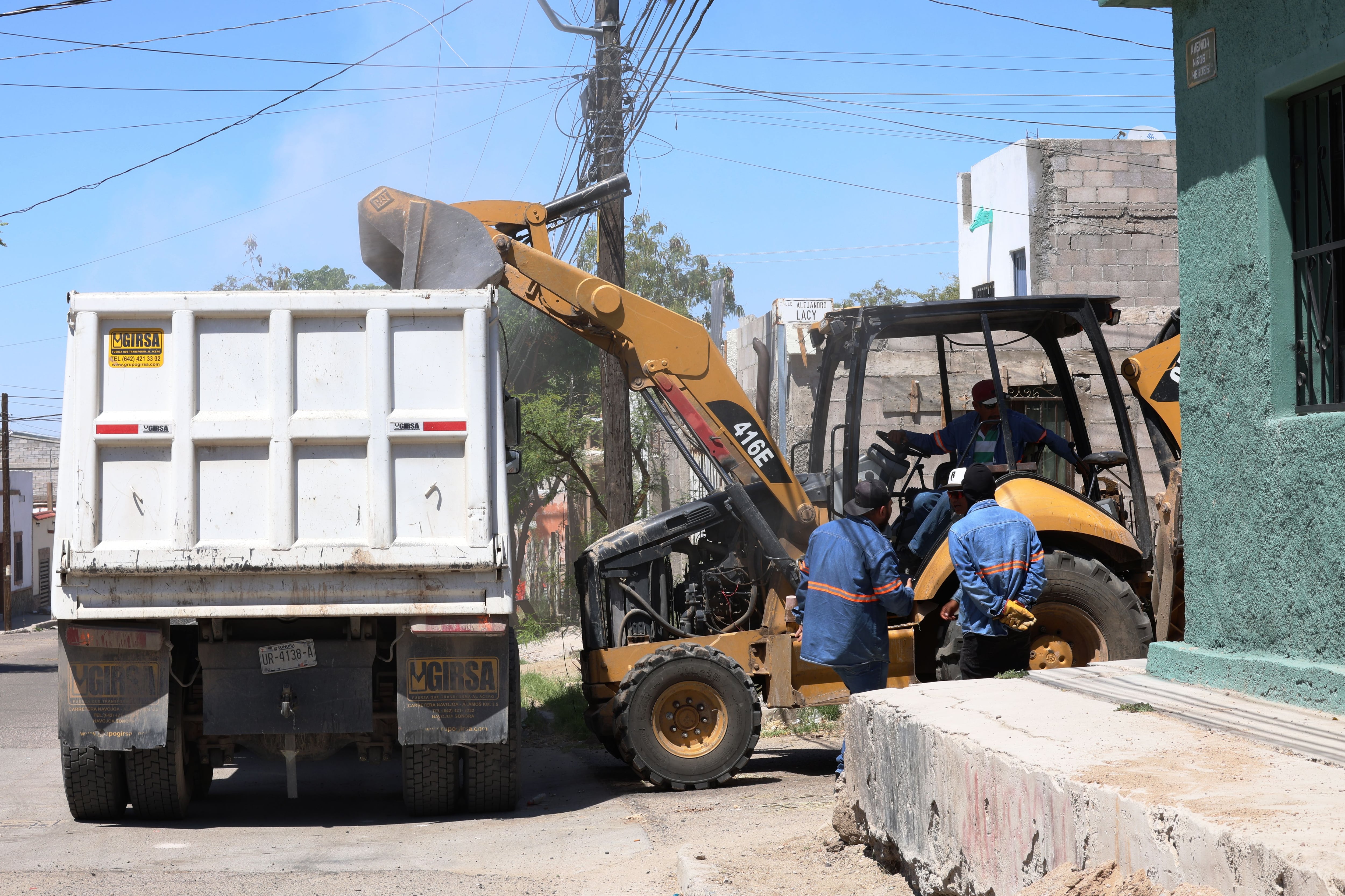 Día de descacharre en la colonia El Mariachi, donde trabajadores del Ayuntamiento de Hermosillo recolectaron escombro, electrodomésticos y basura. FOTO: GERARDO GONSÁLEZ