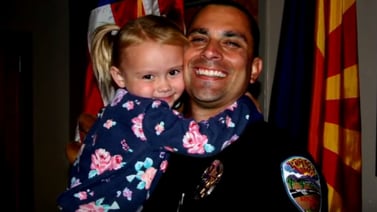 "Fue mi regalo de Navidad": Policía de Arizona rescata a niña que sufría de abuso y termina adoptándola