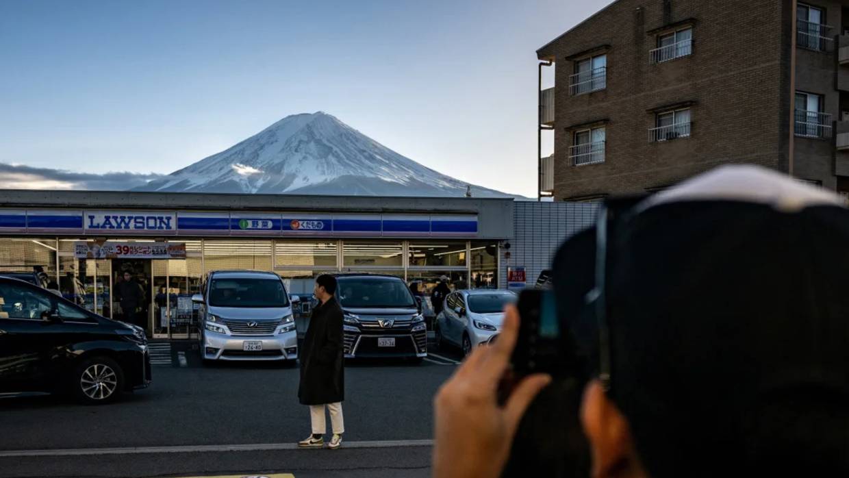 Un turista toma una fotografía en el lugar de Fujikawaguchiko donde se levantará la barrera. (Foto: Philip Fong/AFP/Getty Images).