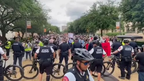 Arrestan a estudiantes que protestaban contra Israel en la Universidad de Texas