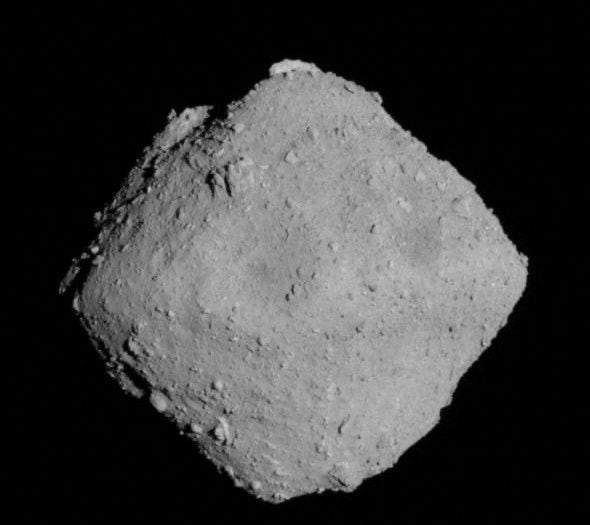 FOTO DE ARCHIVO. El asteroide carbonoso Ryugu se ve desde una distancia de aproximadamente 20 kilómetros durante la misión Hayabusa2 de la Agencia Espacial Japonesa el 30 de junio de 2018. JAXA, Universidad de Tokio, Universidad Kochi, Universidad Rikkyo, Universidad Nagoya, Instituto Chiba de Tecnología, Universidad Meiji, Universidad de Aizu y AIST/Distribuida vía REUTERS