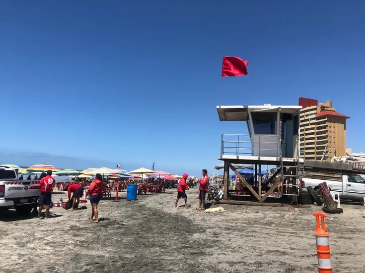 Advierten con bandera roja sobre corrientes peligrosas en playas de Rosarito