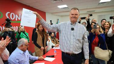 Ernesto Gándara acude a presentar su solicitud como precandidato a diputado federal por el Quinto Distrito