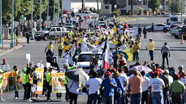 Reclaman jubilados y trabajadores ausencia de sindicatos de maestros y burócratas en el Desfile del Día del Trabajo